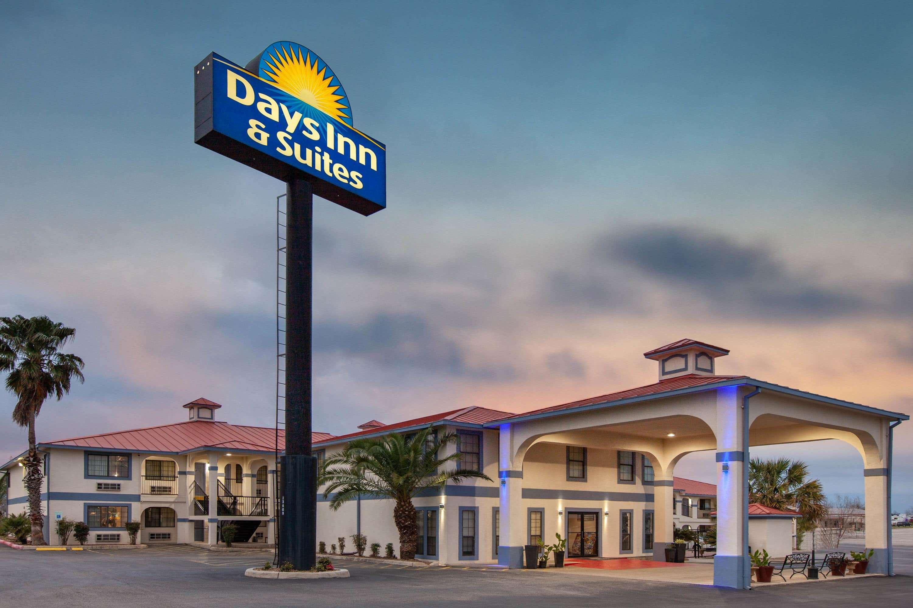 Days Inn & Suites By Wyndham Braunig Lake Elmendorf Zewnętrze zdjęcie